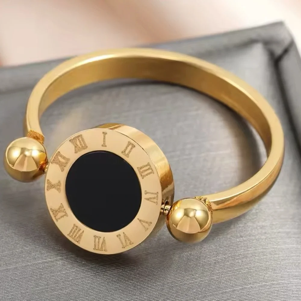 💍Rotated Fashion Titanium Stainless Steel Roman Numeral Ring with Black Shell.